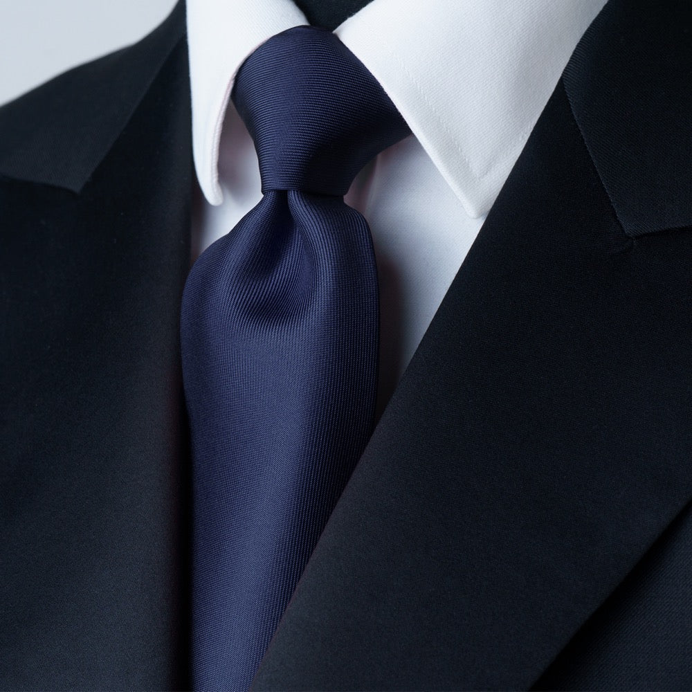 La cravatta blu navy in seta – versatilità e lusso