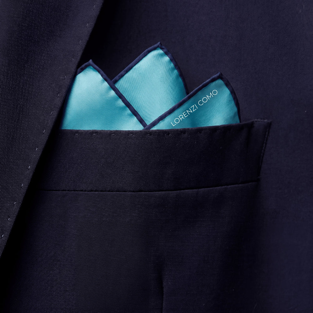 pochette blu navy in raso di seta di Lorenzi Como, tessuta a Como