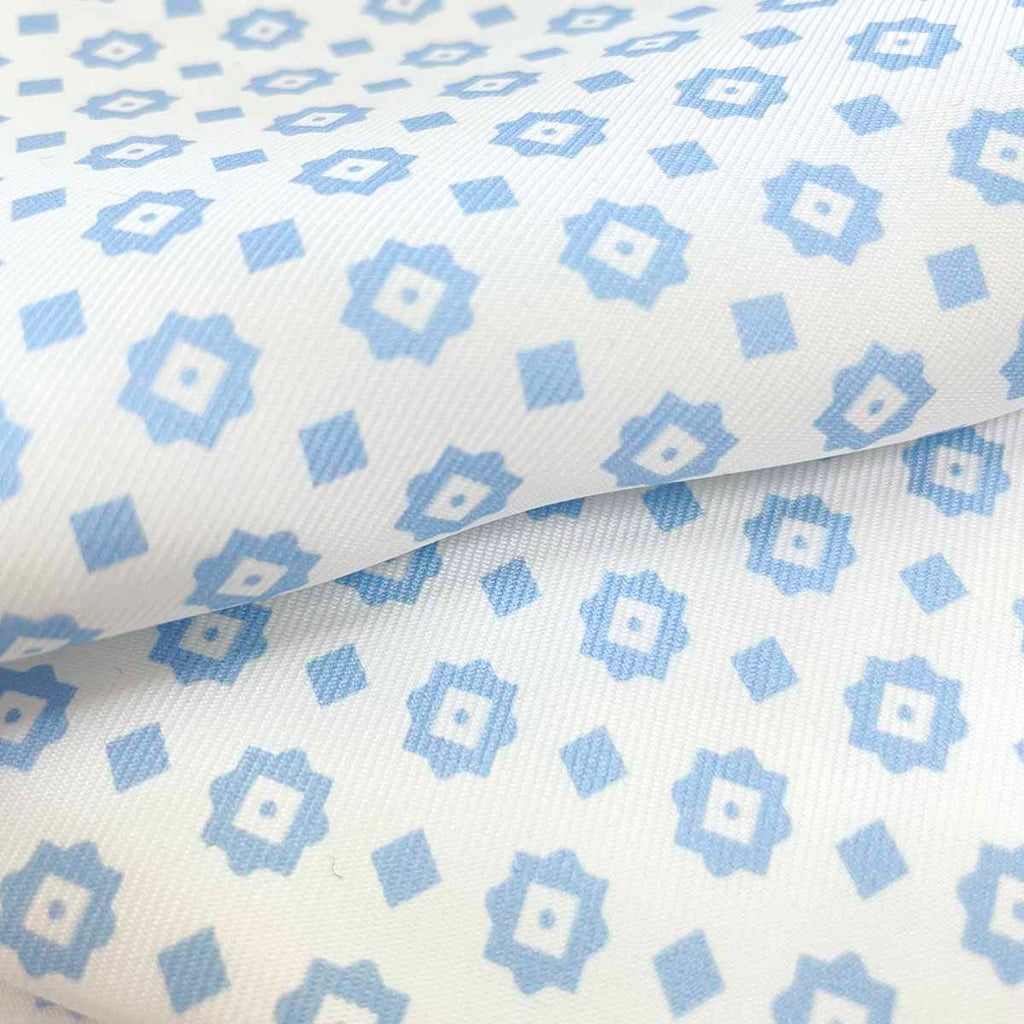 WHITE & BLUE SILK SATIN ASCOT TIE - Medallion - detail view 2